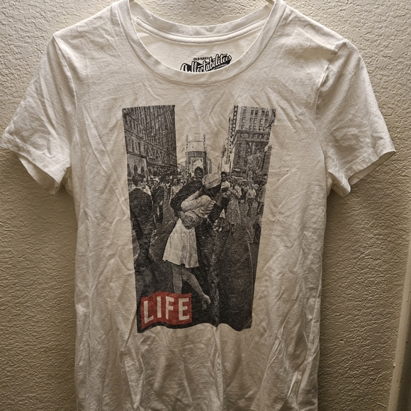 Old Navy White Collectabilitees Graphic Tee - Picture 1 of 3